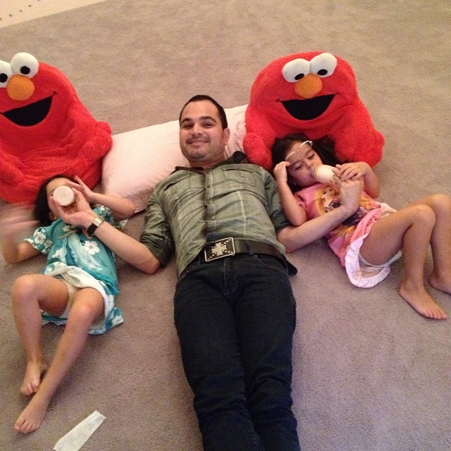 Luciano Camargo mima as filhas enquanto está em casa