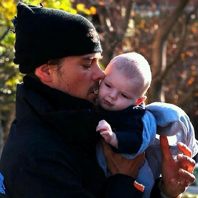 Josh Duhamel passeia com o filho em parque