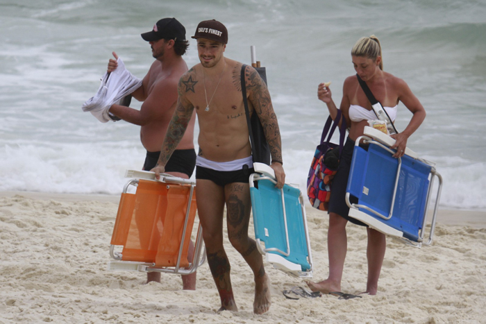  Felipe Titto exibe corpo sarado em praia carioca