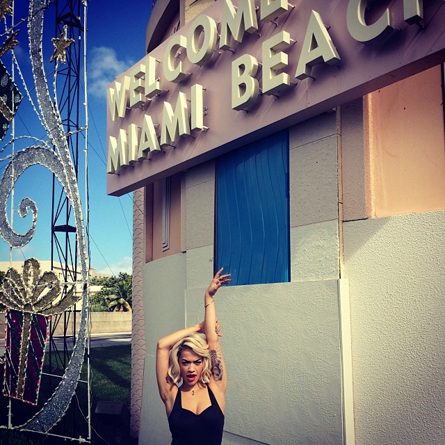 Rita Ora curte calor em Miami Beach