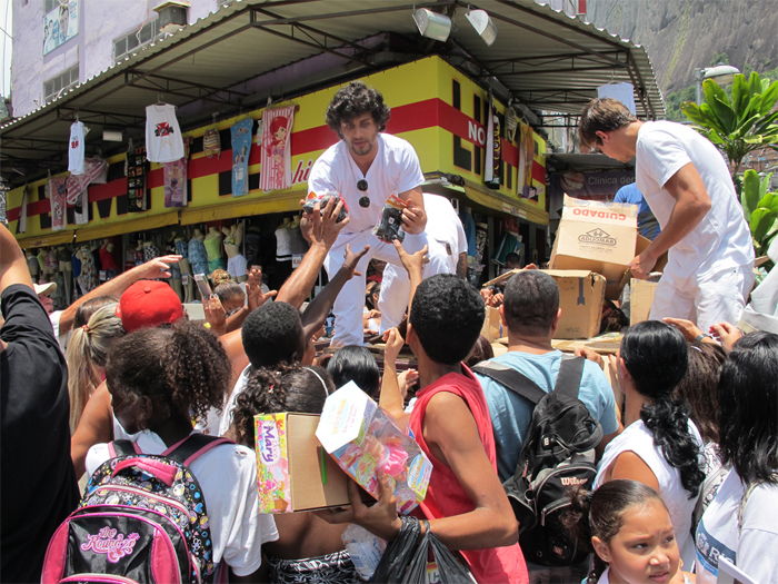 Jesus Luz distribui seis mil brinquedos para crianças da Rocinha