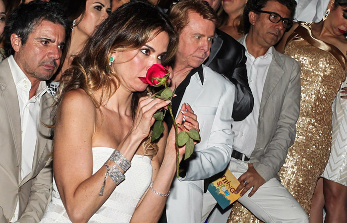 Luciana Gimenez ganha rosa do marido em festa de fim de ano da RedeTV!