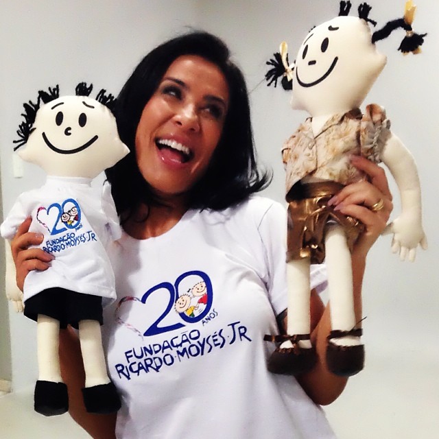 Scheila Carvalho comemora os 20 anos de Fundação