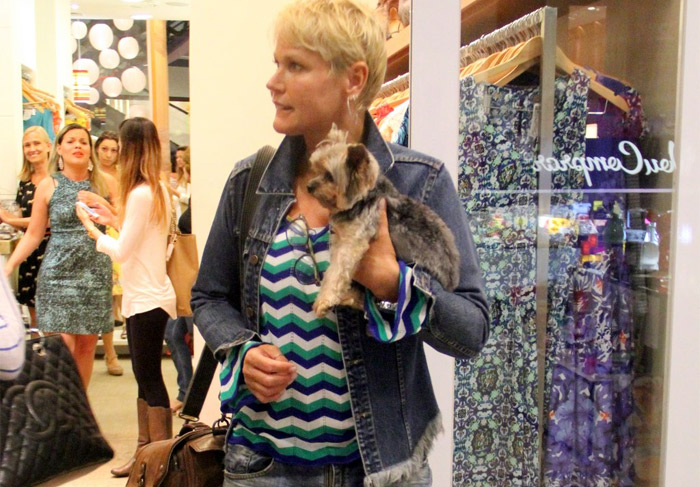 Xuxa Meneghel circula por shopping com o cachorrinho a tiracolo