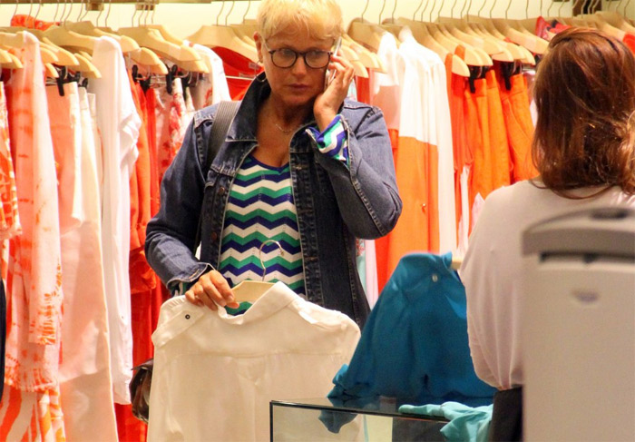 Xuxa Meneghel circula por shopping com o cachorrinho a tiracolo