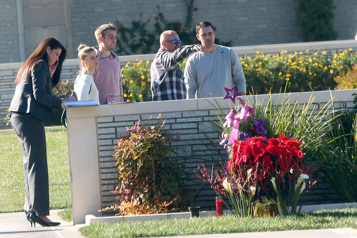 Família de Paul Walker faz visita a cemitério em Los Angeles