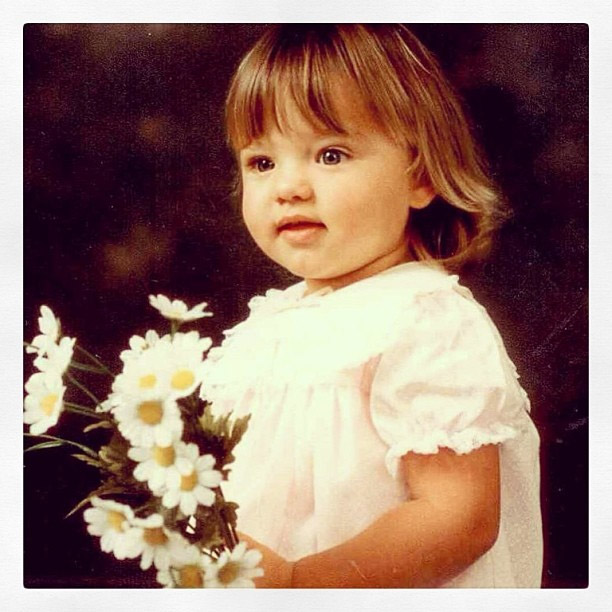 Miranda Kerr publica foto da infância nas redes sociais