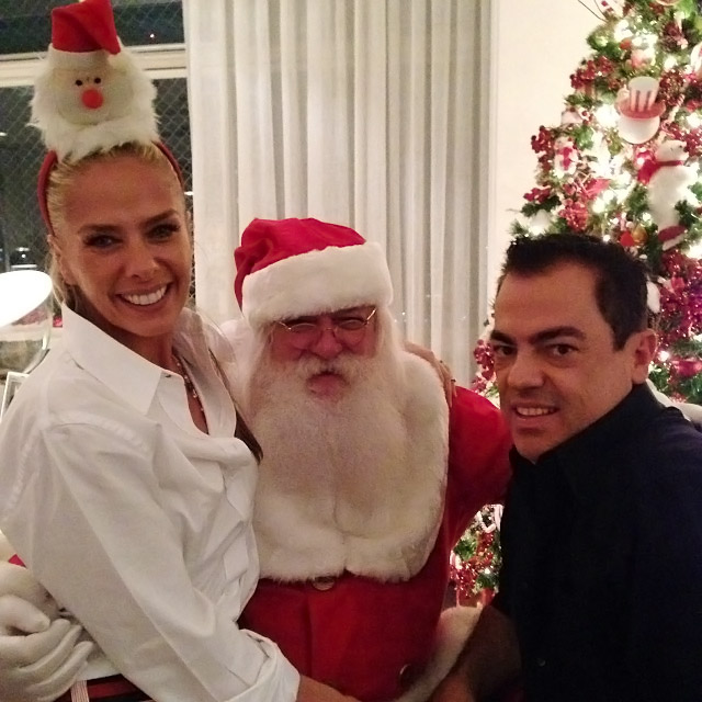 Adriane Galisteu faz festa de Natal em casa com Papai Noel