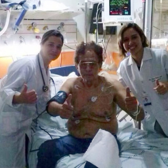 Reginaldo Rossi aparece sorridente na UTI do hospital