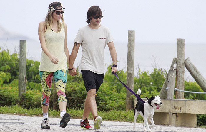 Ellen Jabour caminha com o namorado e o cachorro