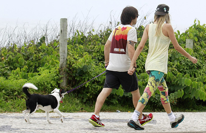 Ellen Jabour caminha com o namorado e o cachorro