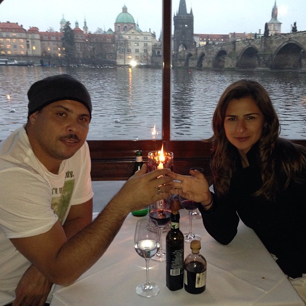 Em Praga, Ronaldo e Paula Morais almoçam em clima de romance