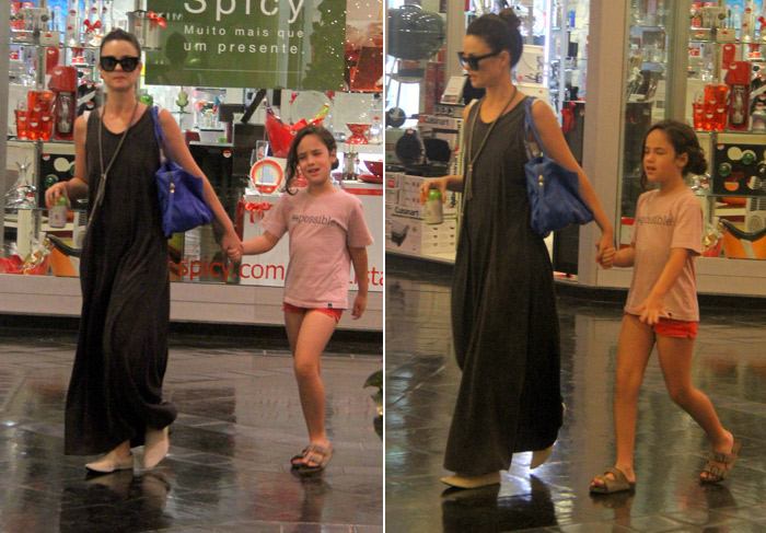 Carolina Kasting passeia com a filha em shopping carioca