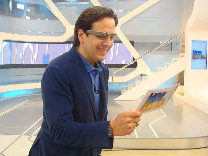 Celso Zucatelli usa o novo acessório: o Google Glass
