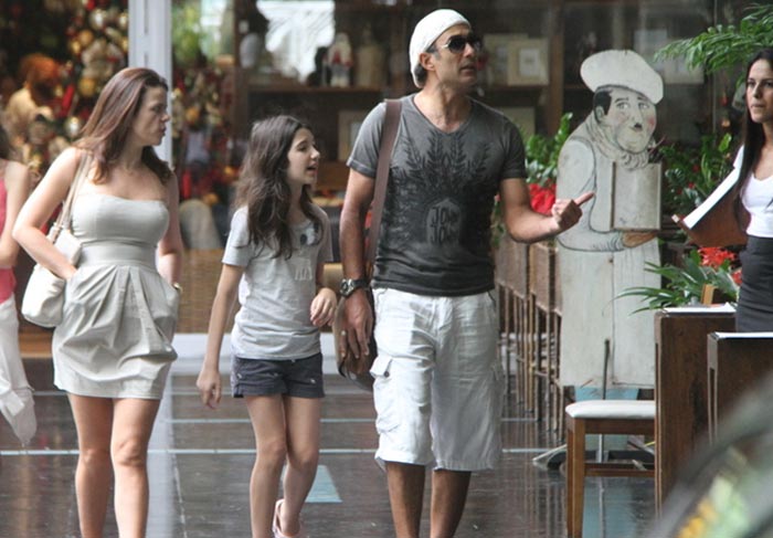 Marcos Pasquim passeia com a família, no shopping