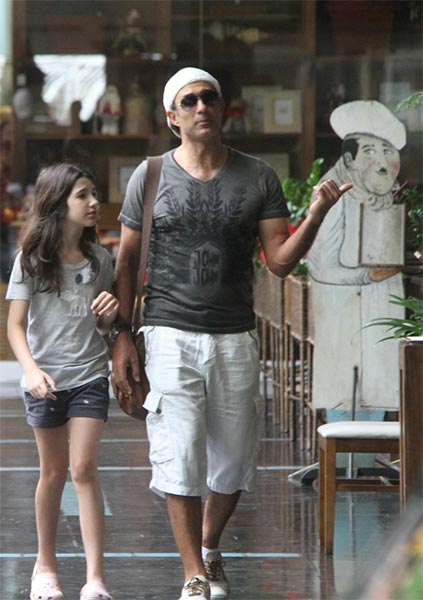 Marcos Pasquim passeia com a família, no shopping
