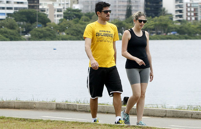 Marcelo Adnet e Dani Calabresa: caminhada e pedalinho na lagoa