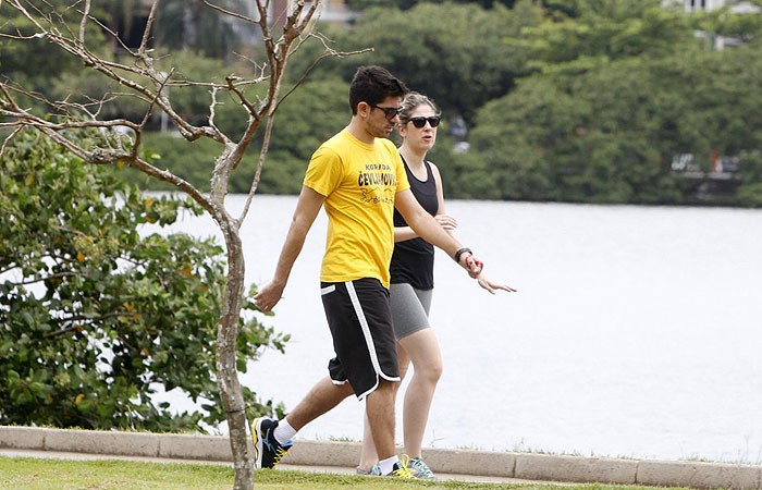 Marcelo Adnet e Dani Calabresa: caminhada e pedalinho na lagoa