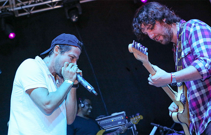 Marcelo Serrado solta a voz durante festa, em Brasília