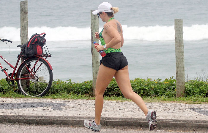 Cheia e charme, Antônia Fontenelle corre pela orla carioca