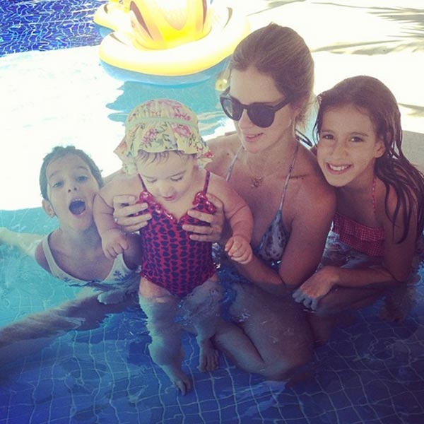 Vera Viel curte piscina com as filhas