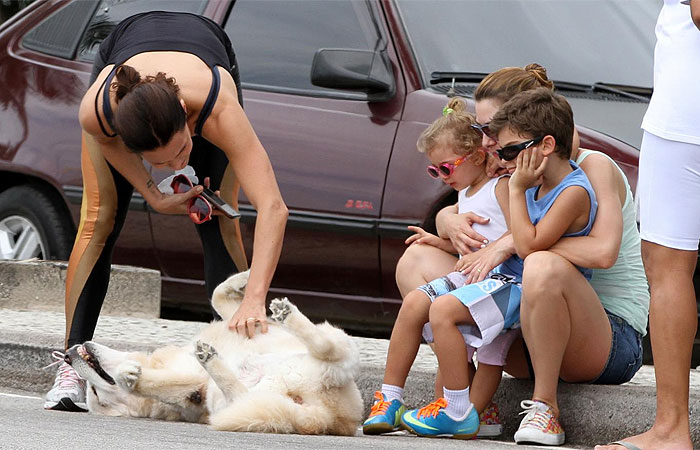 Carolina Ferraz e seu cão fazem a alegria dos filhos de filhos de Lavínia Vlasak