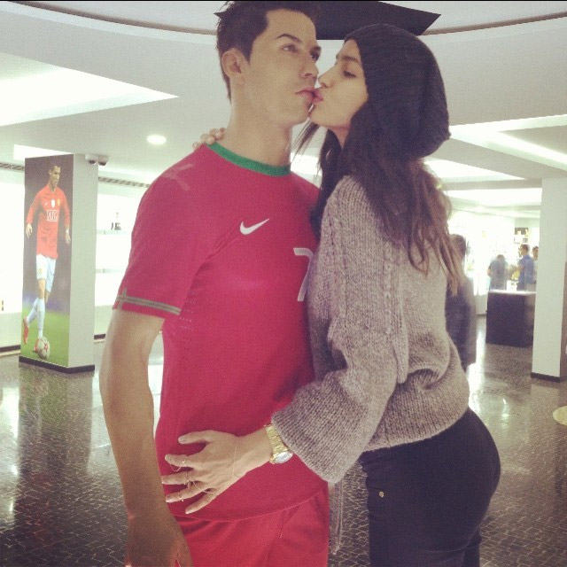  Irina Shayk rouba beijo de estátua de cera de Cristiano Ronaldo