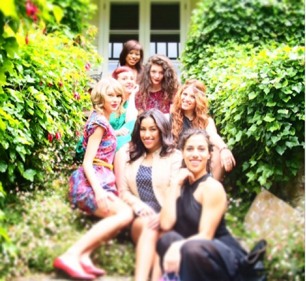 Taylor Swift comemora 24 anos com festa na Austrália