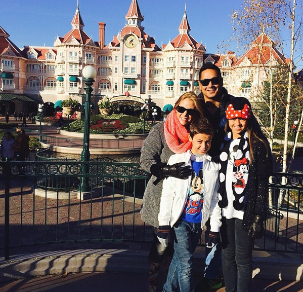 Carla Perez visita a Euro Disney com toda a família