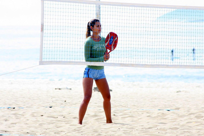 Letícia Wiermann tem aula de tênis de areia na praia de Ipanema