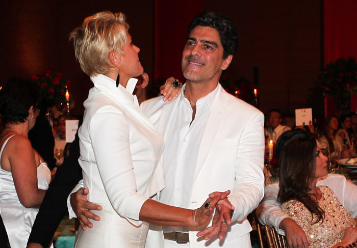 Xuxa e Junno curtem apresentação de MIchel Teló