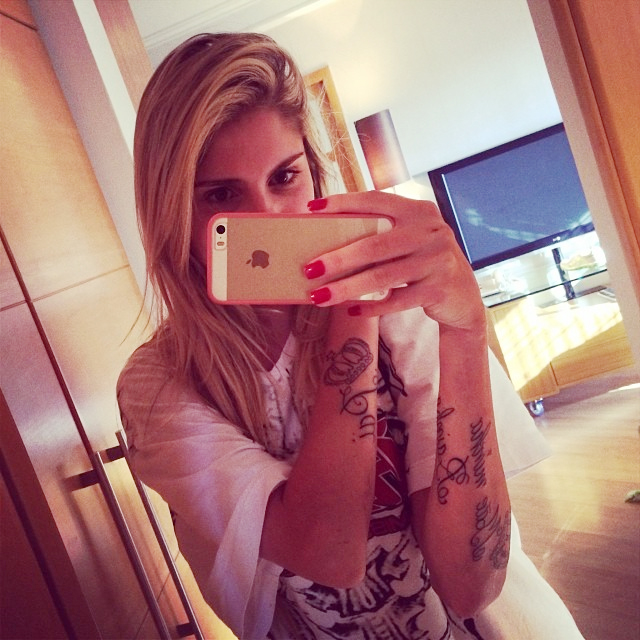 Bárbara Evans tatua declaração para a mãe Monique Evans