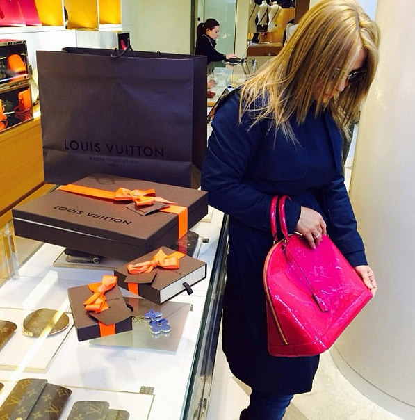 Carla Perez escolhe bolsas em loja de grife, em Paris