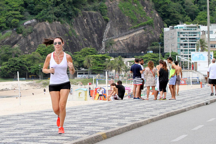 Glenda Kozlowski usa shortinho para correr em orla carioca
