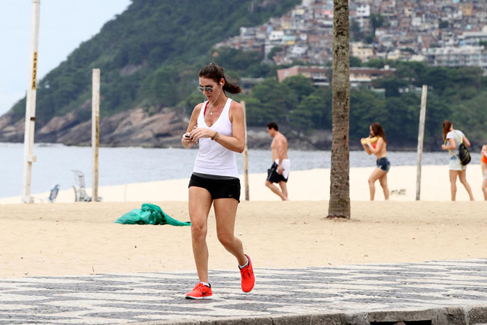 Glenda Kozlowski usa shortinho para correr em orla carioca