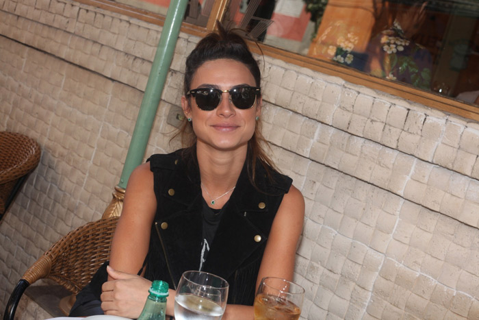 Estilosa, Thaila Ayala almoça com amiga em São Paulo