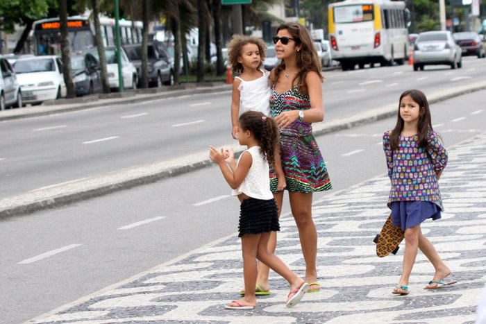 Paula Morais se diverte com as enteadas, no Rio