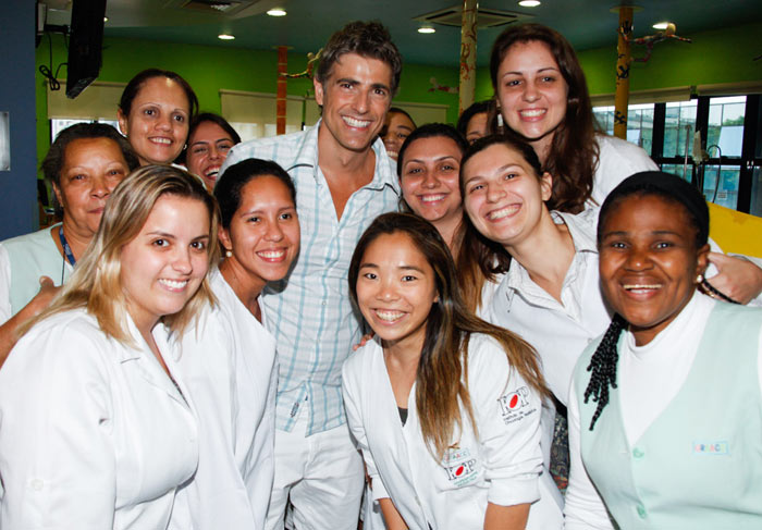 Reynaldo Gianecchini visita hospital do GRAACC