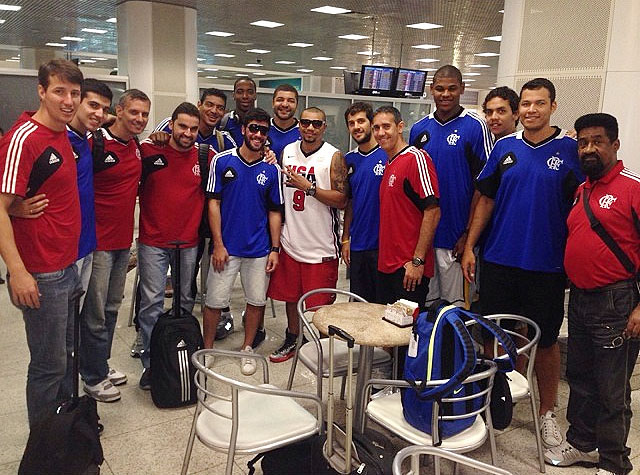 Naldo tieta time de basquete do Flamengo no aeroporto