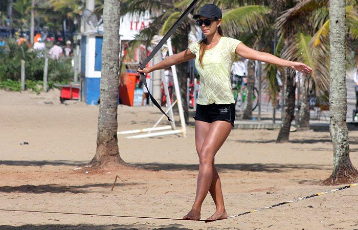 Letícia Wiermann tem aula de slack line na praia da Ipanema