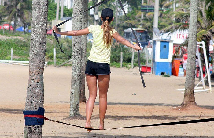 Letícia Wiermann tem aula de slack line na praia da Ipanema