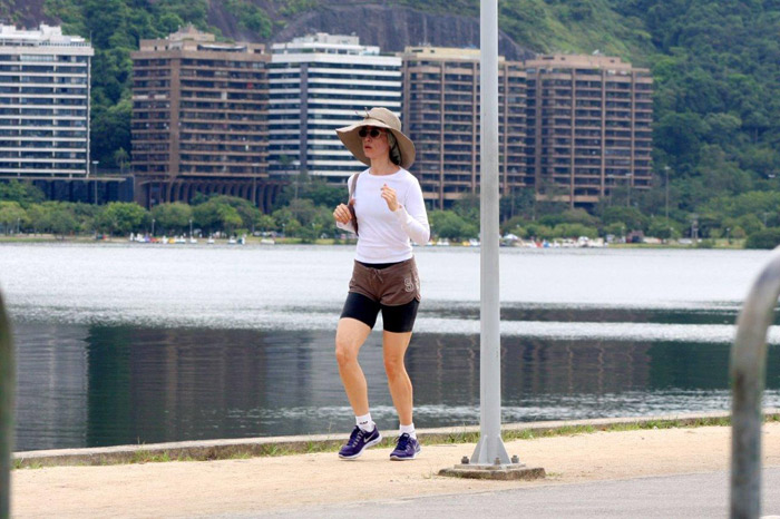 De férias, Fernanda Torres caminha em volta da Lagoa