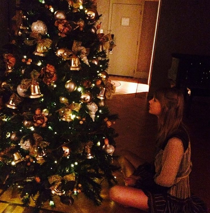  Taylor Swift se emociona com árvore de Natal em sua suíte no hotel 