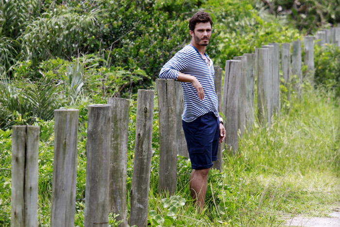 Thiago Rodrigues mostra boa forma em sessão de fotos na praia