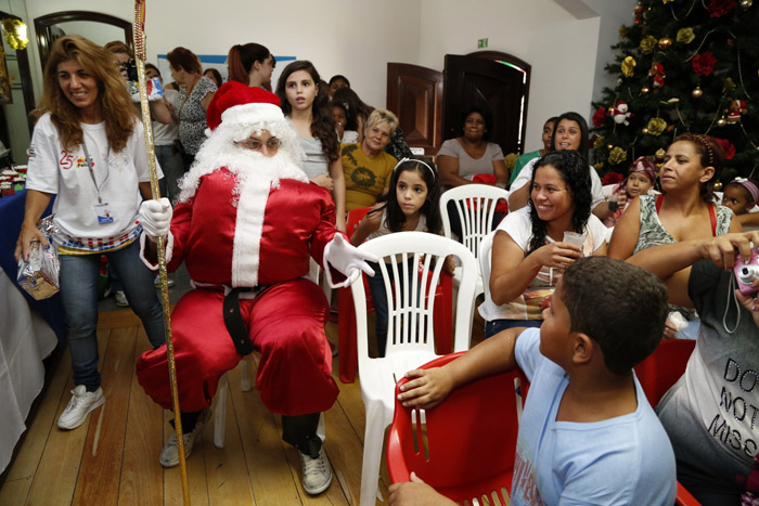 Luigi Baricelli vira Papai Noel em festa de Natal de crianças com câncer