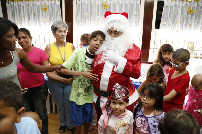 Luigi Baricelli vira Papai Noel em festa de Natal de crianças com câncer