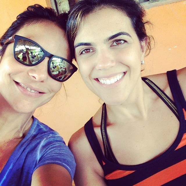 Ivete Sangalo se encontra com amiga para comemorar sucesso em 2013