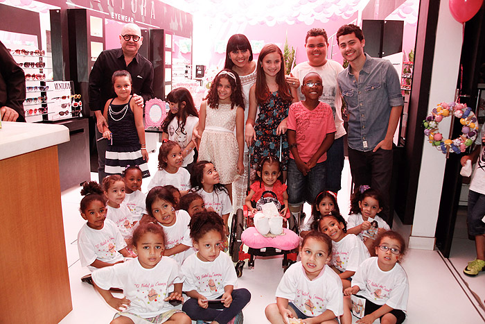 Família Ventura e as crianças que participaram do Natal Solidário