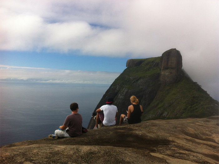 Jesus Luz curte a Pedra Bonita com os irmãos e um de seus cachorros