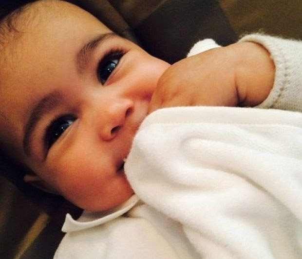 Kim Kardashian desmente que tenha depilado a sobrancelha da filha